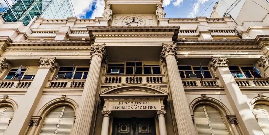 El Banco Central sigue emitiendo pesos y generando más inflación - Revista Salvador