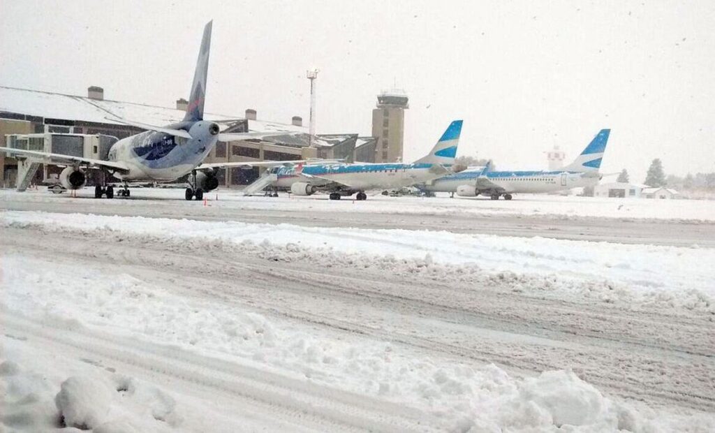 Alerta y preparativos en los aeropuertos patagónicos por las intensas nevadas - Revista Salvador