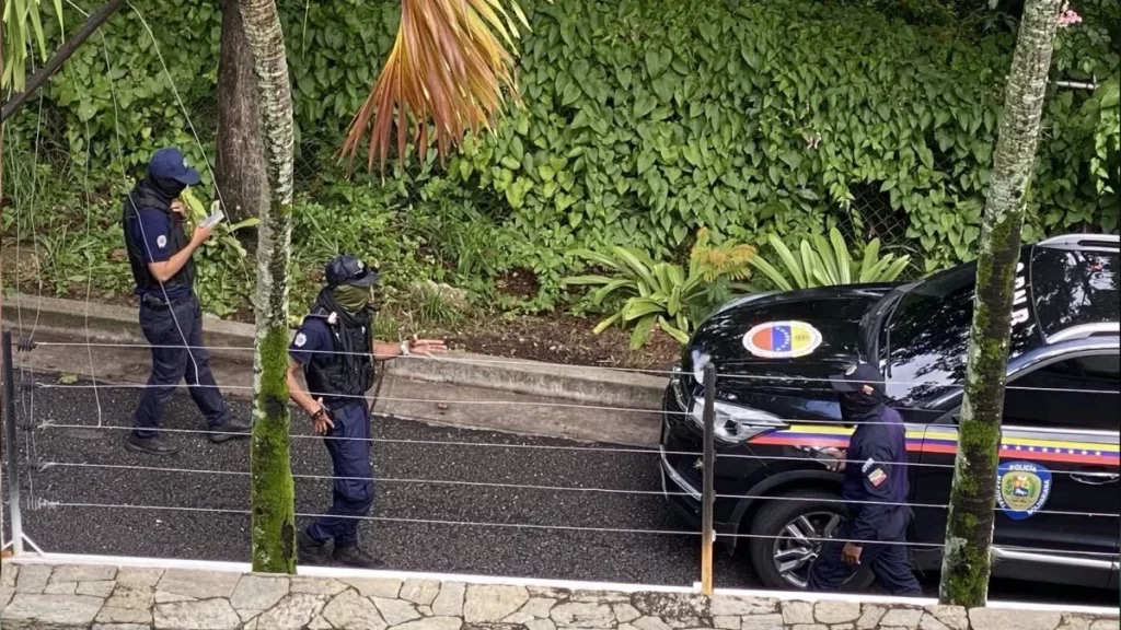 Fuerzas policiales del régimen chavista rodean la embajada argentina en Caracas - Revista Salvador