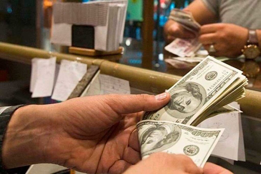 Dólar blue no encuentra piso y sigue bajando - Revista Salvador