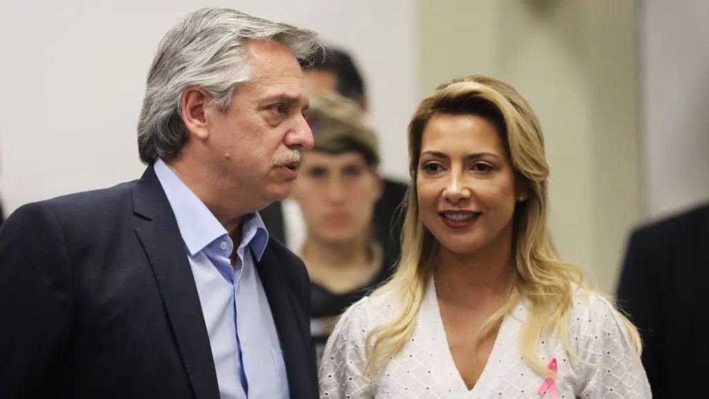 Alberto Fernández acusado por violencia de género y no puede salir del país - Revista Salvador