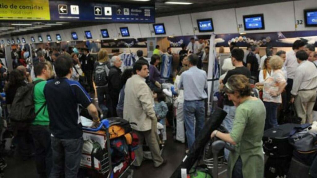 Los gremios nuevamente complican los vuelos a miles de argentinos - Revista Salvador