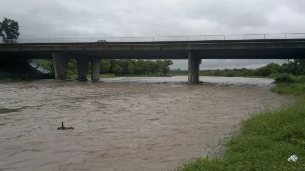 Se desbordó el Río Arenales por las intensas lluvias - Revista Salvador