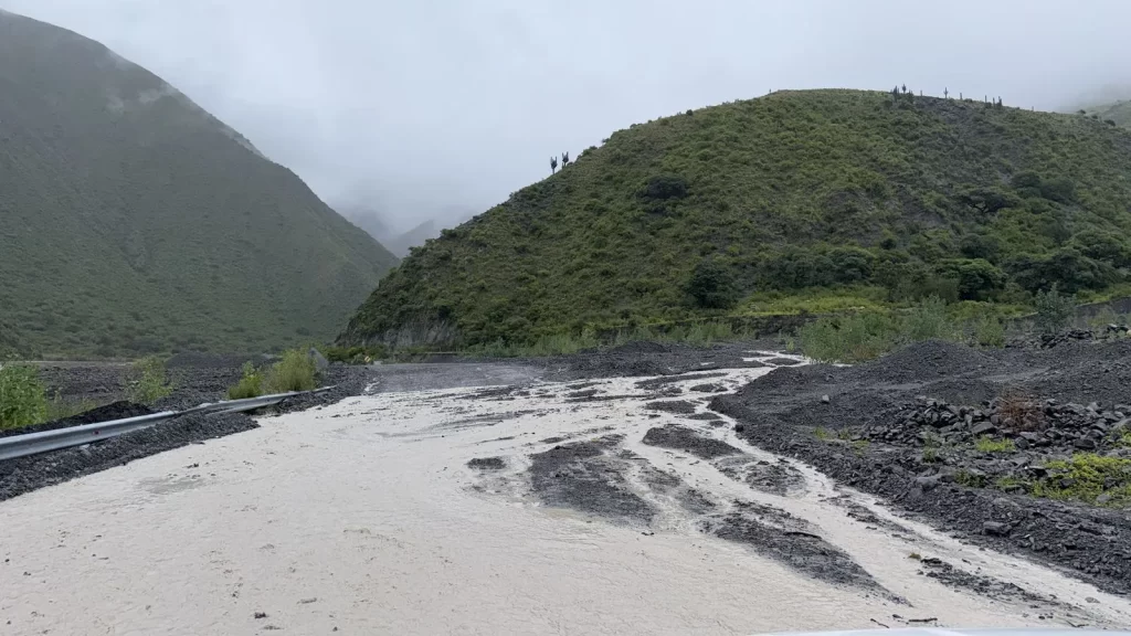 La crecida del río Toro provocó el hundimiento y corte de la ruta 51 - Revista Salvador