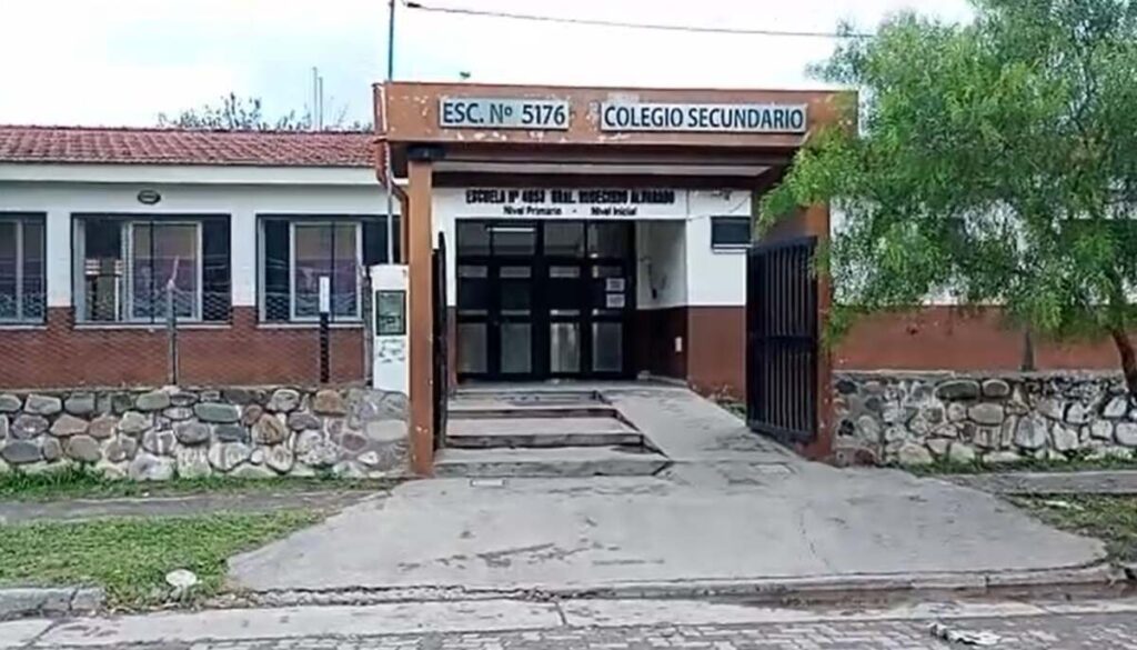 Piden la expulsión del alumno que amenazó con un machete a compañeros y profesores - Revista Salvador