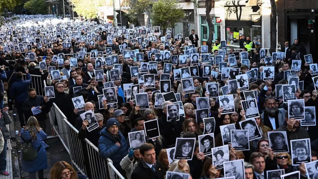 A 31 años del ataque a la AMIA se renovó el pedido de justicia y se advirtió por la presencia de Irán en la región - Revista Salvador