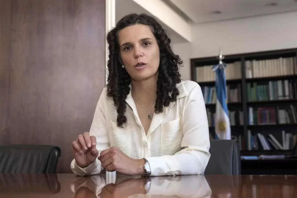 Prohibirán el uso de celulares en las aulas y no habrá quinta hora - Revista Salvador