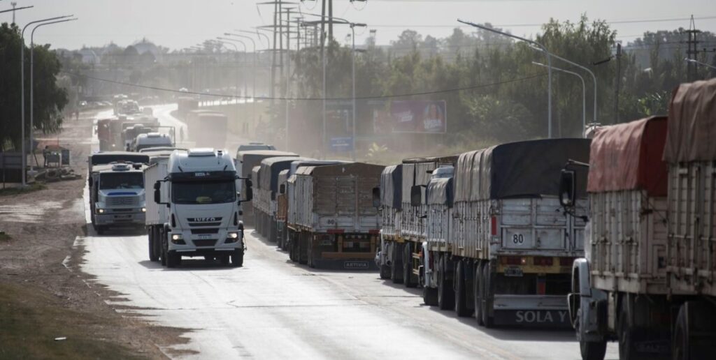 El Gobierno desreguló las tarifas para el transporte de cargas - Revista Salvador