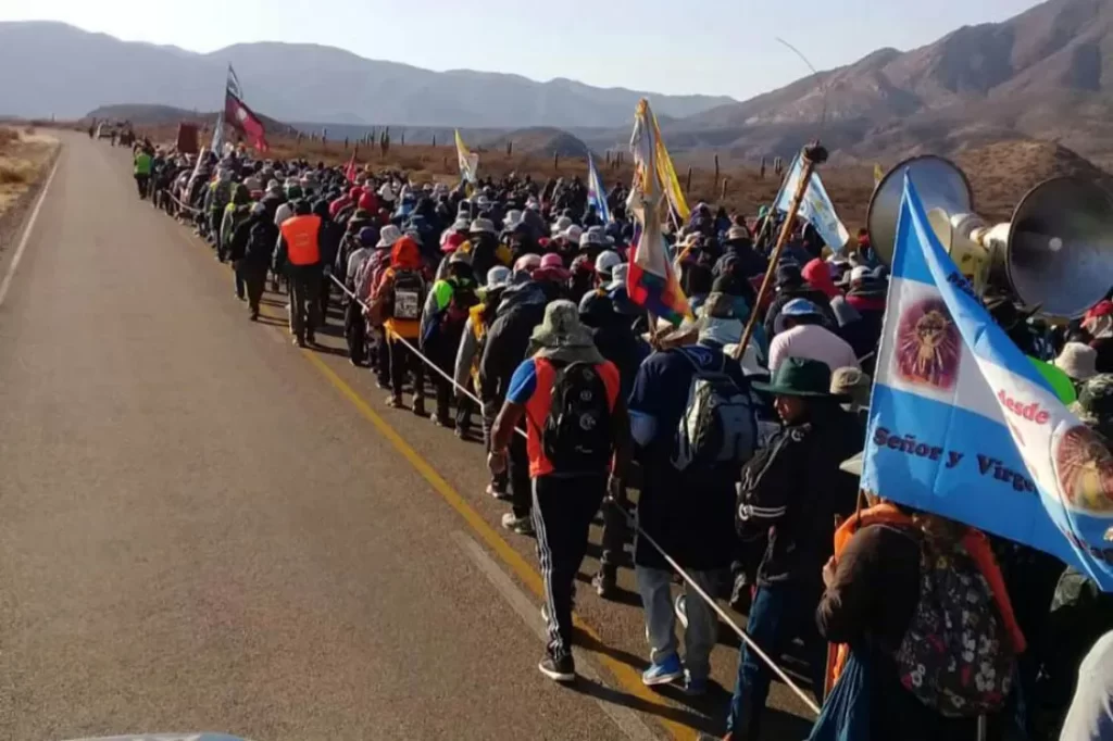 Miles de peregrinos avanza por las rutas salteñas - Revista Salvador