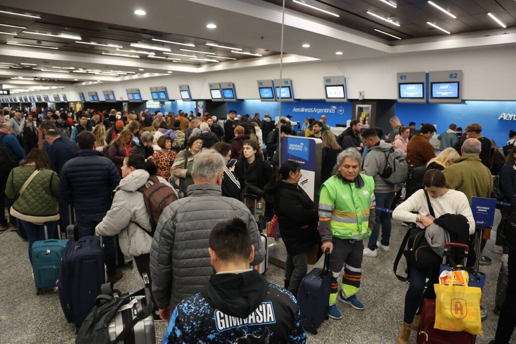 Miles de pasajeros afectado por un nuevo paro de pilotos de Aerolíneas - Revista Salvador