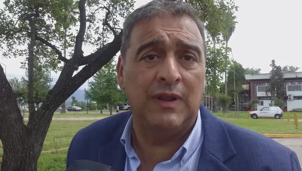 El ministro Mangione denunció que médicos “ponían el dedo y se iban a nadar” - Revista Salvador