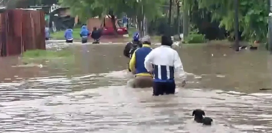 La lluvia inundó Barrio San Francisco Solano y hay decenas de damnificados - Revista Salvador