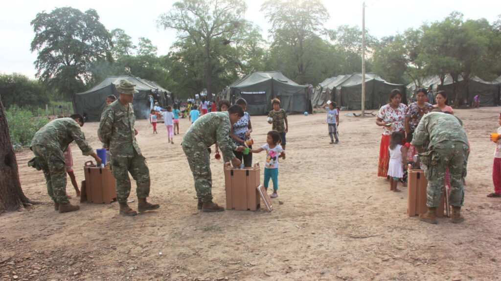 El Ejército sigue asistiendo a los afectados por la crecida del río Bermejo en Salta - Revista Salvador