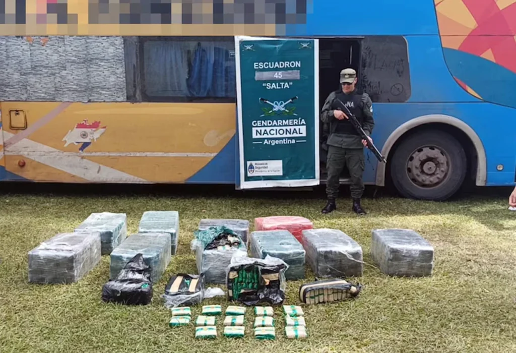 Atraparon a 14 colombianos que ingresaban ilegalmente a territorio salteño - Revista Salvador