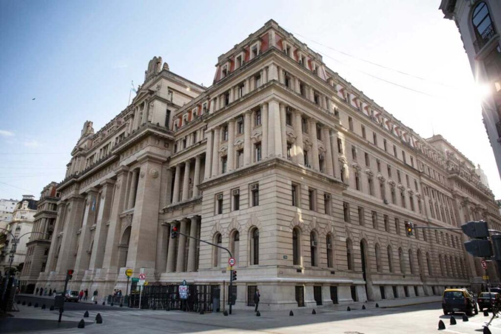 El Gobierno presentó un per saltum y pidió a la Corte Suprema frenar la cautelar sobre la reforma laboral - Revista Salvador