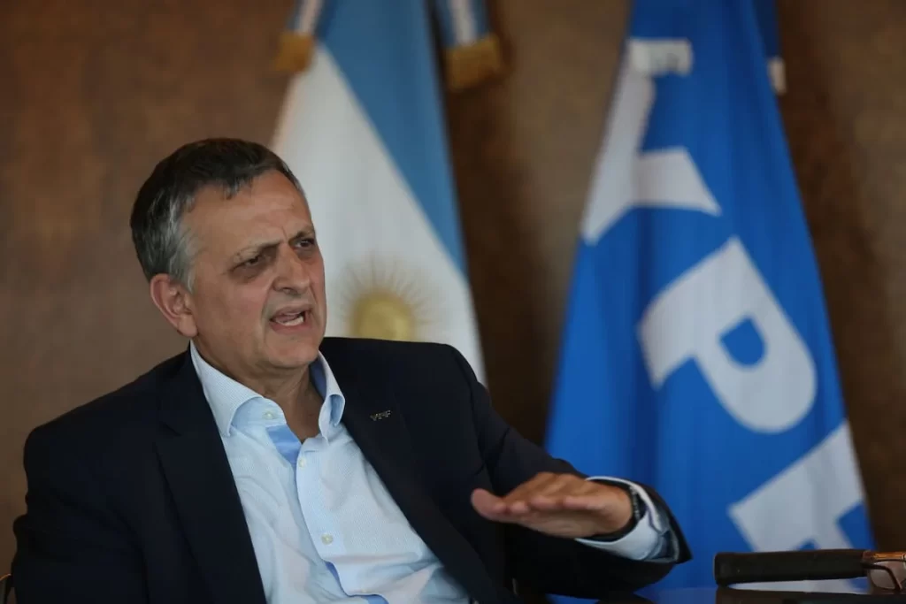 YPF estabiliza el precio de la nafta: no trasladará al surtidor la suba del petróleo por 45 días - Revista Salvador