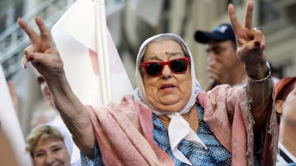Estafas, explotación y robo eran prácticas comunes en la fundación de las Madres de Plaza de Mayo 1 - Revista Salvador Estafas, explotación y robo eran prácticas comunes en la fundación de las Madres de Plaza de Mayo - Revista Salvador