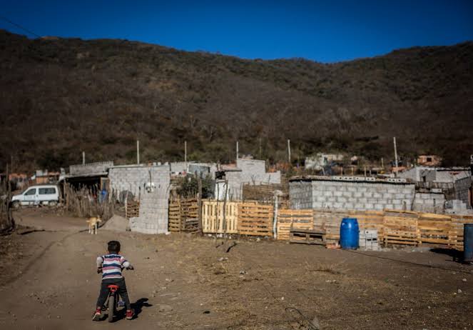 Miles de familias viven junto a basurales y bajo líneas de alta tensión en Salta 1 - Revista Salvador Miles de familias viven junto a basurales y bajo líneas de alta tensión en Salta - Revista Salvador