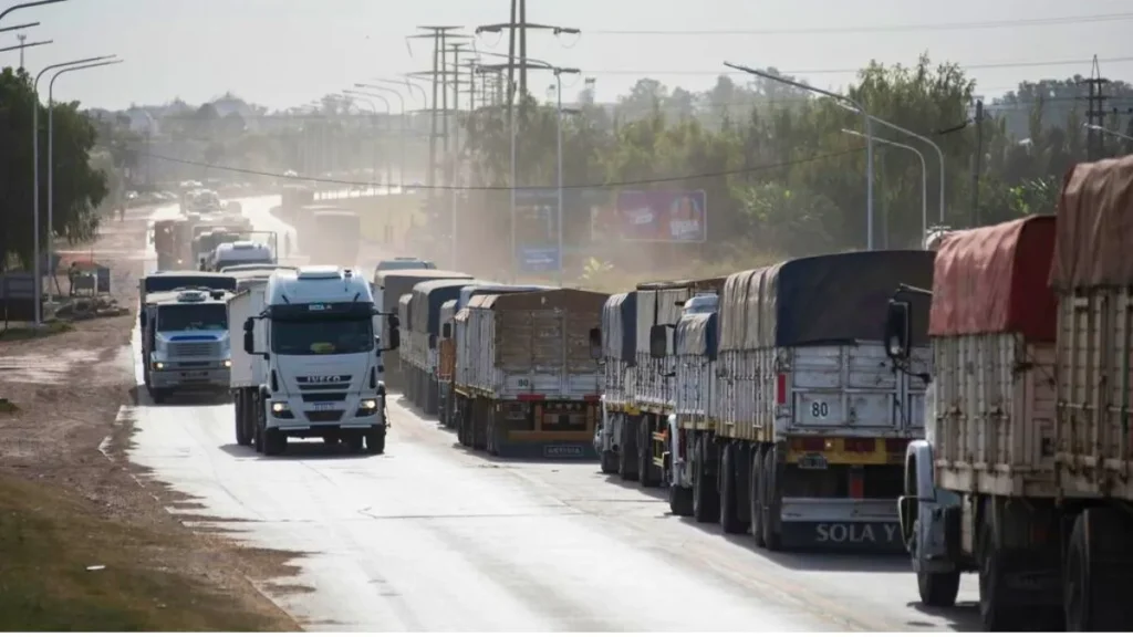 Se agudiza la crisis en el transporte de cargas por rutas - Revista Salvador