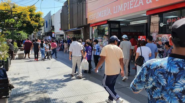 Pese a la jornada no laborable, el centro de Salta está en plena actividad 1 - Revista Salvador Pese a la jornada no laborable, el centro de Salta está en plena actividad - Revista Salvador