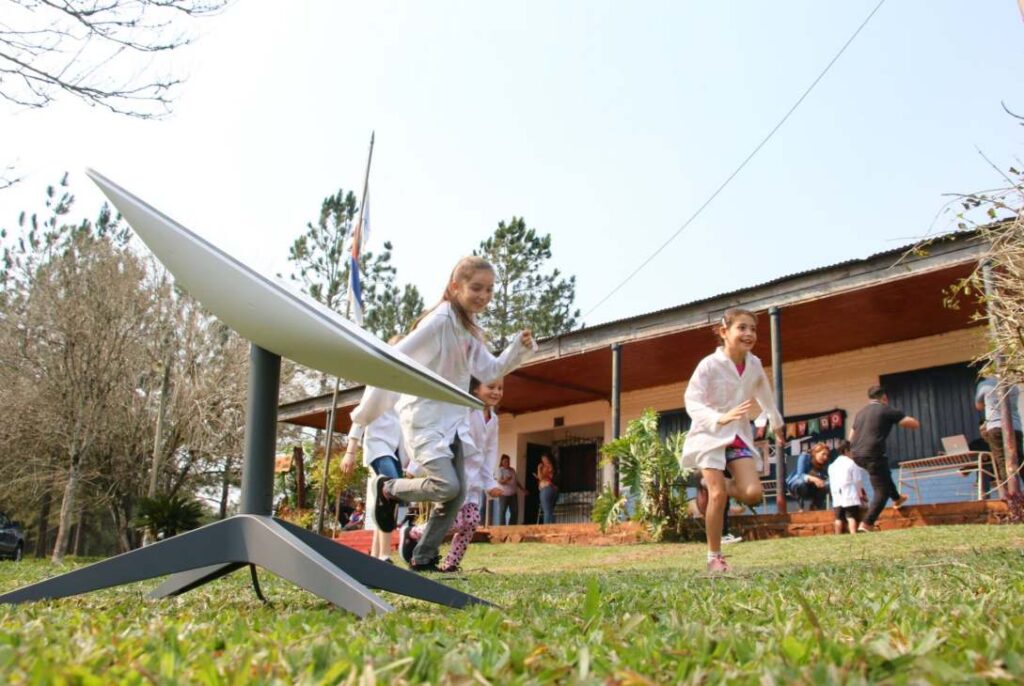 Unas 6000 escuelas rurales de todo el país tendrán internet gracias a Starlink - Revista Salvador