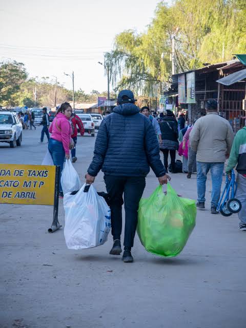 Miles de salteños en la frontera para hacer compras por Día del niño 1 - Revista Salvador Miles de salteños en la frontera para hacer compras por Día del niño - Revista Salvador