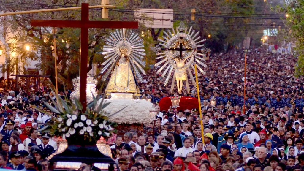 Ciento de miles de fieles participaron de la procesión del Milagro 1 - Revista Salvador Ciento de miles de fieles participaron de la procesión del Milagro - Revista Salvador