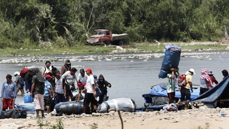 Cientos de bolivianos invaden las estaciones de servicio en la frontera norte 1 - Revista Salvador Cientos de bolivianos invaden las estaciones de servicio en la frontera norte - Revista Salvador