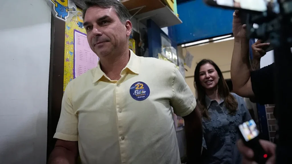 Flávio Bolsonaro y su familia llegaron a salvo a Estados Unidos - Revista Salvador