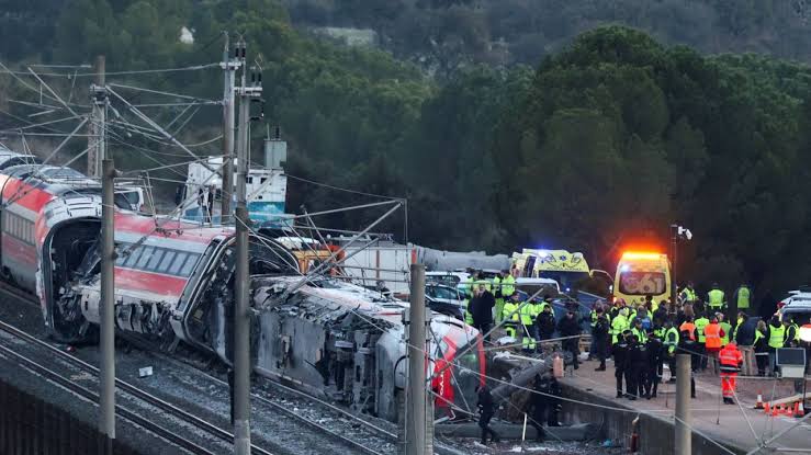 Tragedia en España: al menos 60 muertos tras el choque de dos trenes de alta velocidad 1 - Revista Salvador Tragedia en España: al menos 60 muertos tras el choque de dos trenes de alta velocidad - Revista Salvador