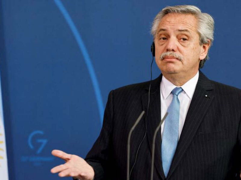 El presidente argentino Alberto Fernández asiste a una conferencia junto al canciller alemán en Berlín, Alemania, el 11 de mayo de 2022. REUTERS/Hannibal Hanschke