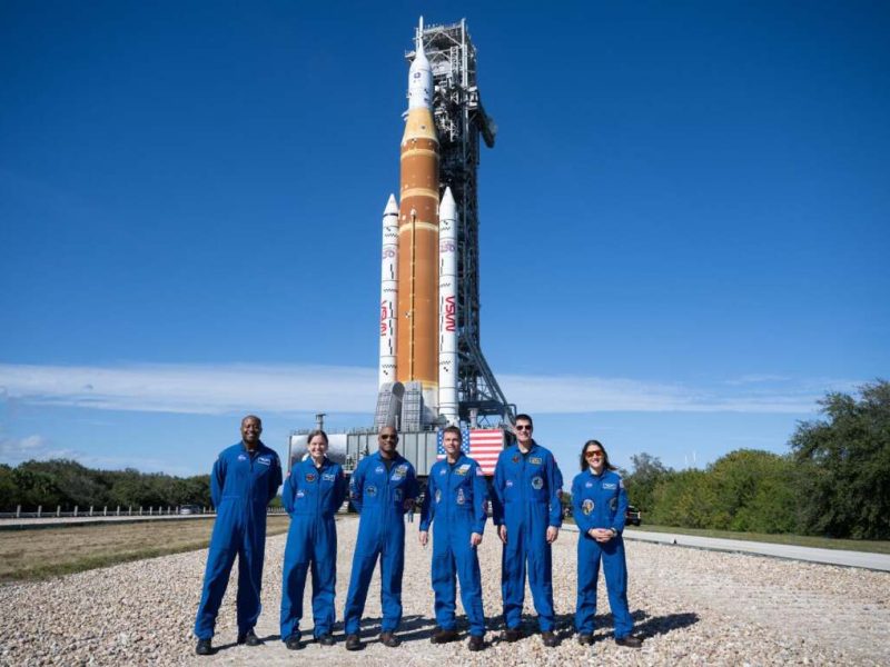 Fotografía cedida por la NASA del 17 de enero de 2026 que muestra, de izquierda a derecha, a los integrantes de la tripulación de reserva de Artemis II el astronauta de la NASA Andre Douglas, la astronauta de la Agencia Espacial Canadiense (CSA) Jenni Gibbons, los astronautas principales de la misión, el piloto Victor Glover, el comandante Reid Wiseman, y los especialistas de misión, Jeremy Hansen y Christina Koch posando para una foto frente al cohete del Sistema de Lanzamiento Espacial (SLS) y la nave espacial Orión en el Centro Espacial Kennedy de la NASA en Merritt Island, Florida (Estados Unidos). EFE/Joel Kowsky/NASA /SOLO USO EDITORIAL /NO VENTAS /SOLO DISPONIBLE PARA ILUSTRAR LA NOTICIA QUE ACOMPAÑA /CRÉDITO OBLIGATORIO