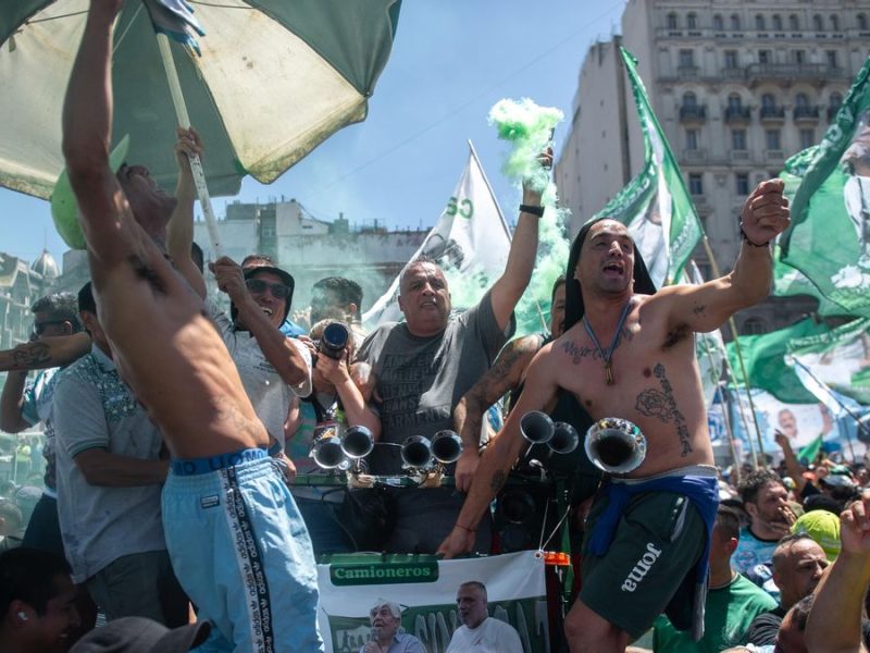 Afiliados al Sindicato de Camioneros, de la Unión Obrera de la Construcción (Uocra) y de la Unión Personal Civil de la Nación (UPCN), junto a militantes del Movimiento Popular (MP) La Dignidad; del Movimiento Evita y de la organización Liberación Popular, fueron los primeros en arribar al Congreso. 24/01/2024